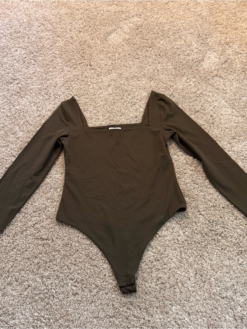 Nbw - ARITZIA CONTOUR SQUARENECK LONGSLEEVE BODYSUIT - Dark Olive